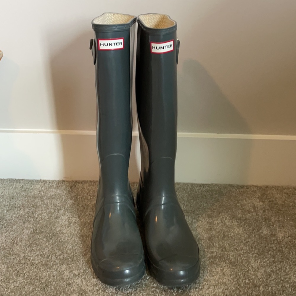 Hunter rain boots- tall size 9 with inserts